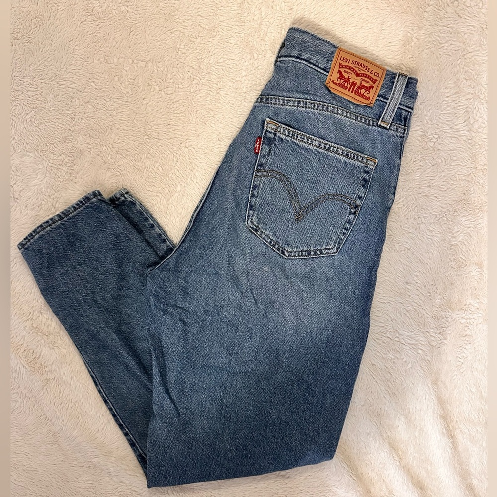 Levi’s high waisted mom jeans